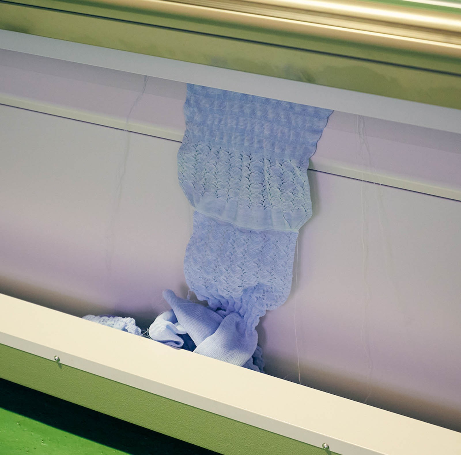 着古したセーターがバッグとスカーフに変身。〈マラミュート〉のRe:born企画を体験 - Slide:3