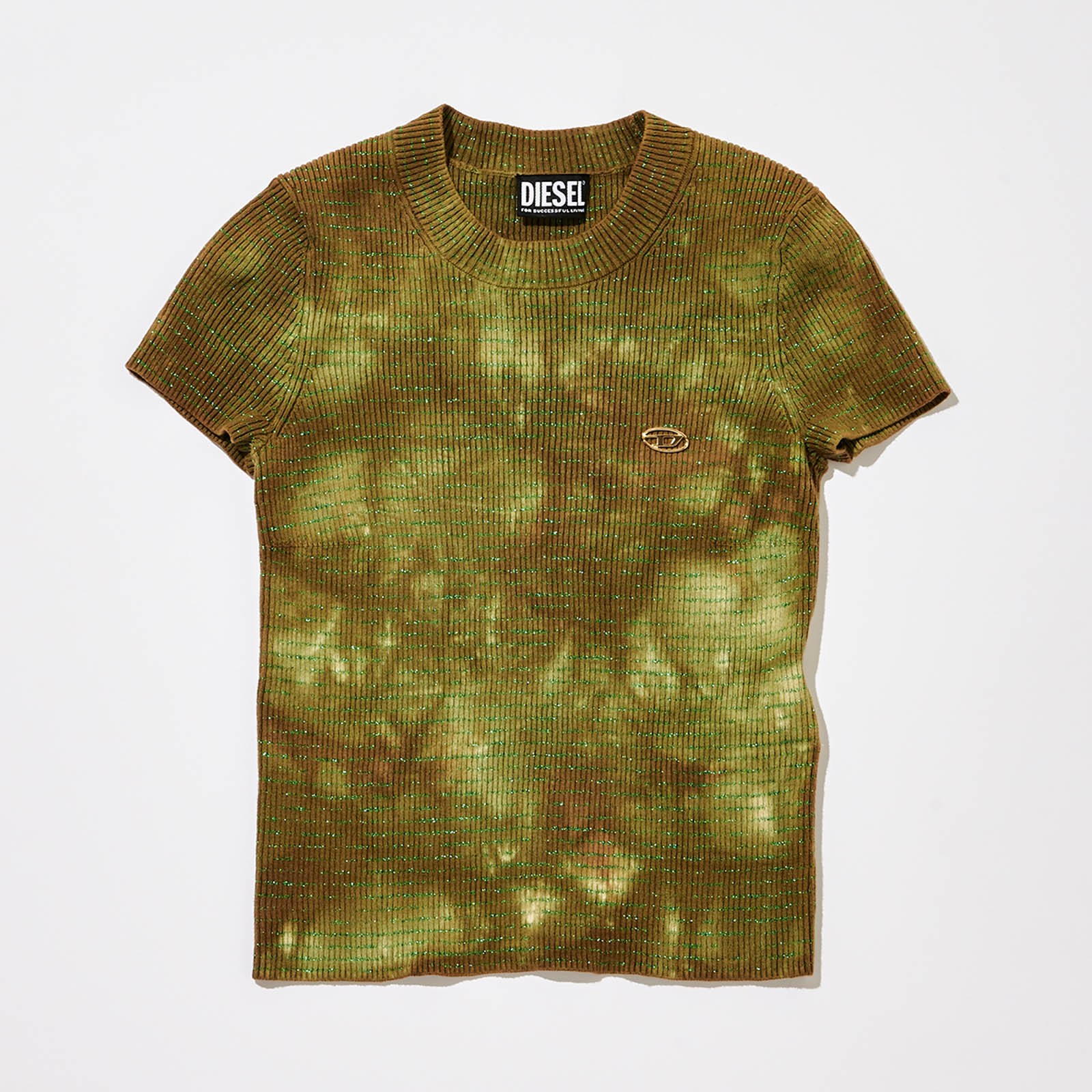 1枚でも、インナーを忍ばせても。今欲しい!ちびTシャツ6選 - Slide:1