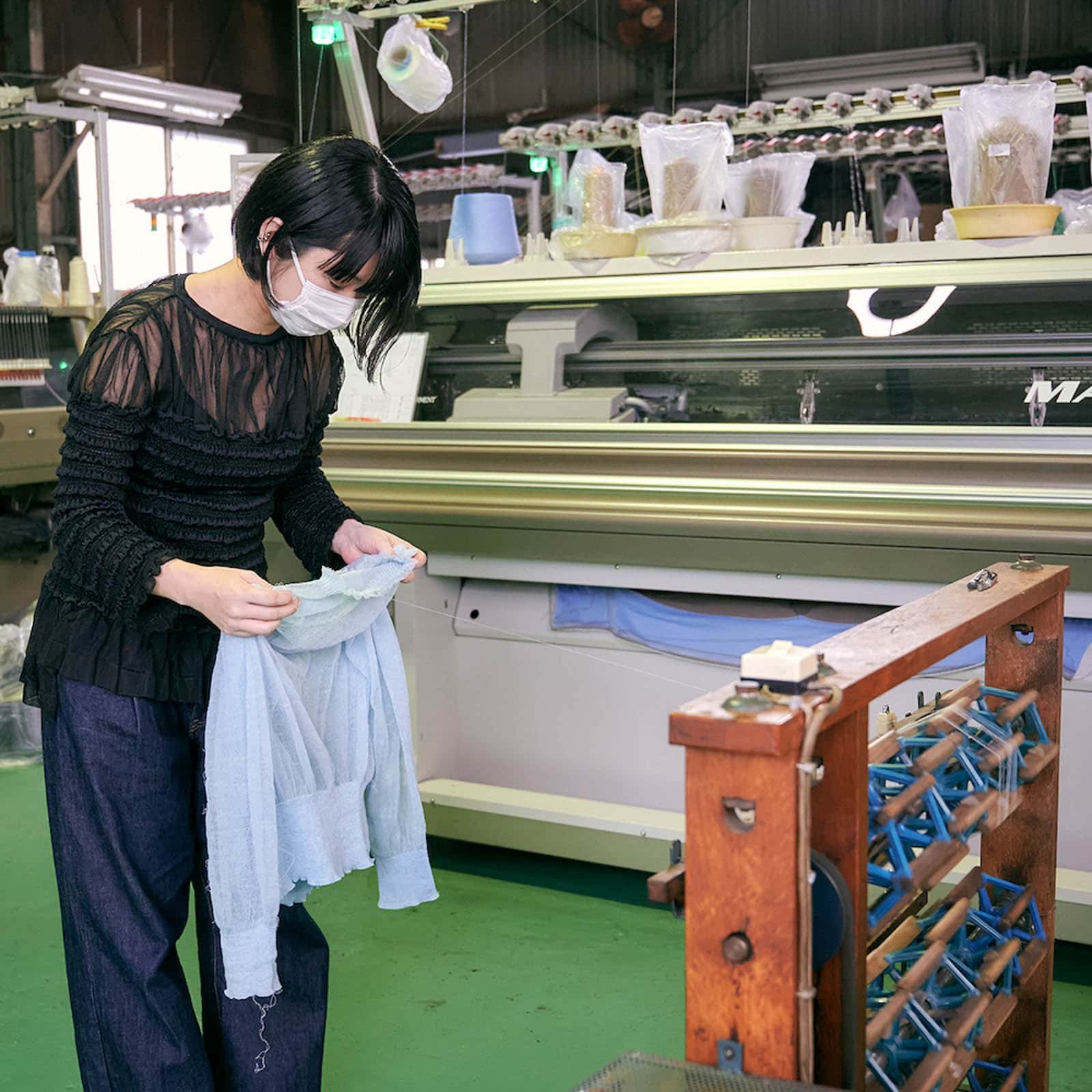 着古したセーターがバッグとスカーフに変身。〈マラミュート〉のRe:born企画を体験 - Slide:4