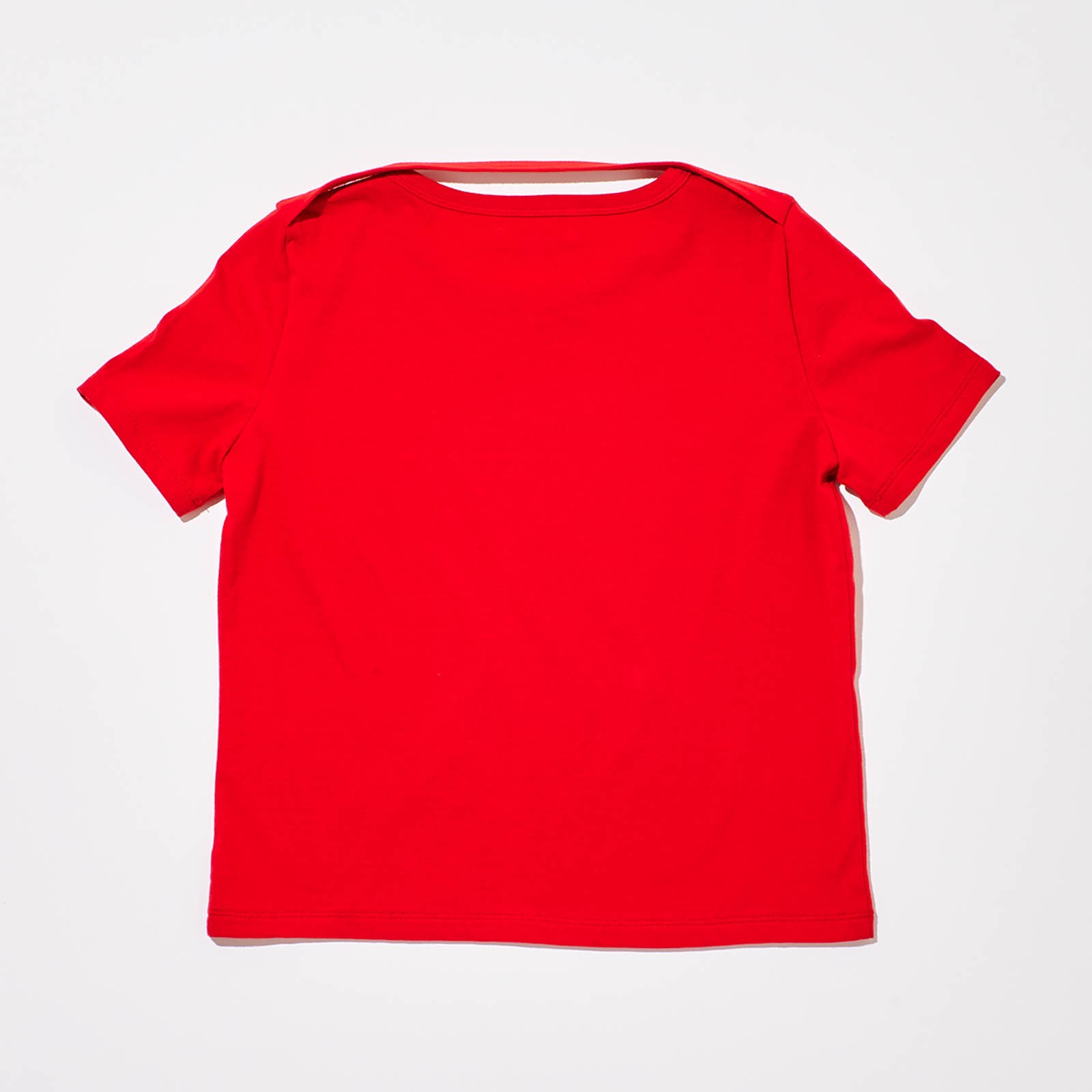 1枚でも、インナーを忍ばせても。今欲しい!ちびTシャツ6選 - Slide:2