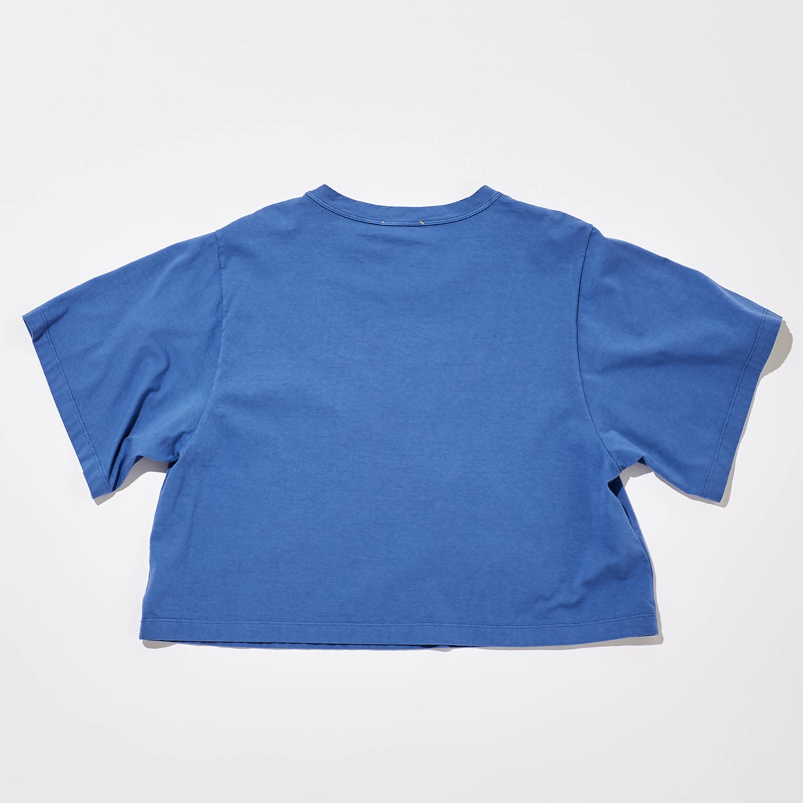 1枚でも、インナーを忍ばせても。今欲しい!ちびTシャツ6選 - Slide:2