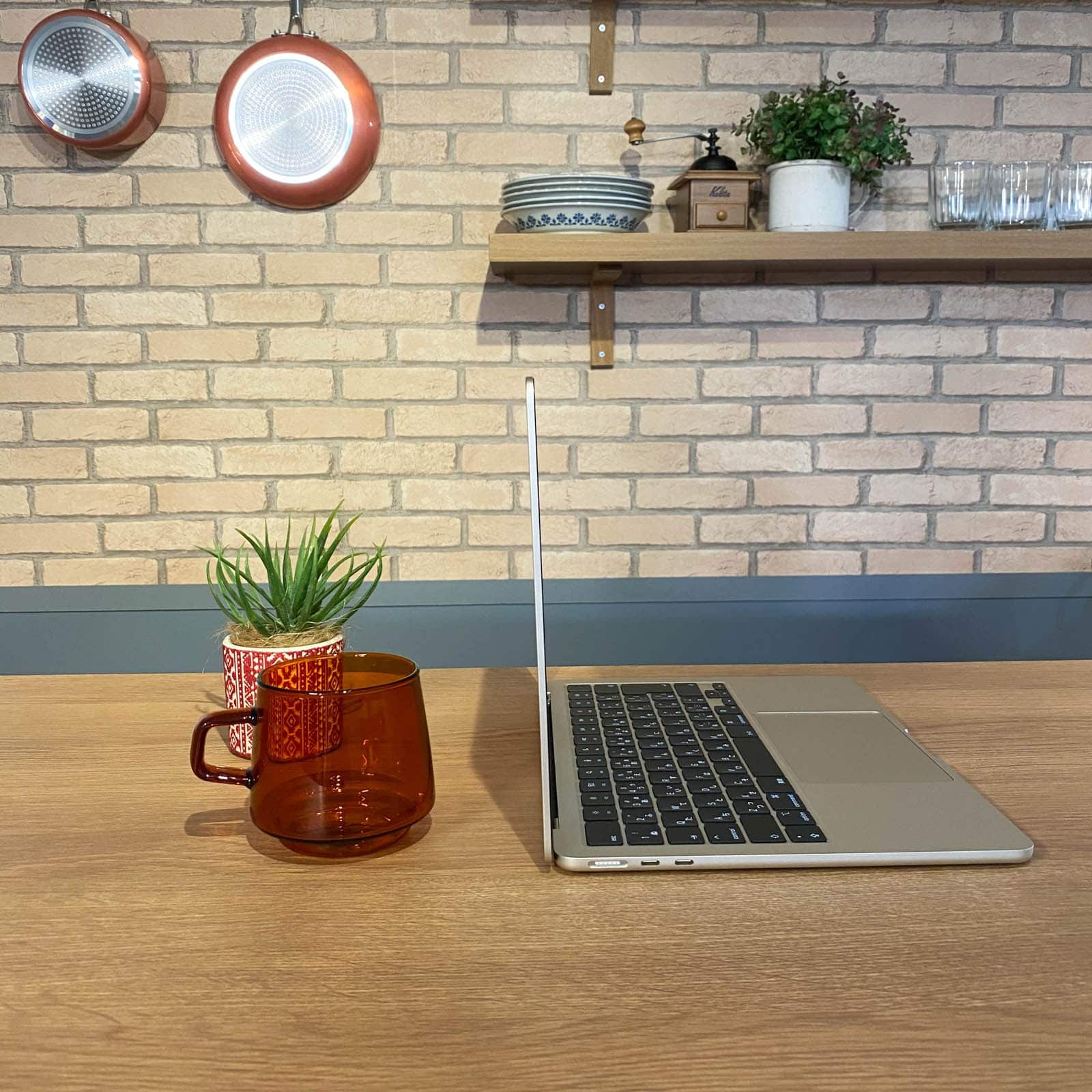 薄く、軽くなった新型MacBook Air。何がすごい?【みんなのニュース】 - Slide:1