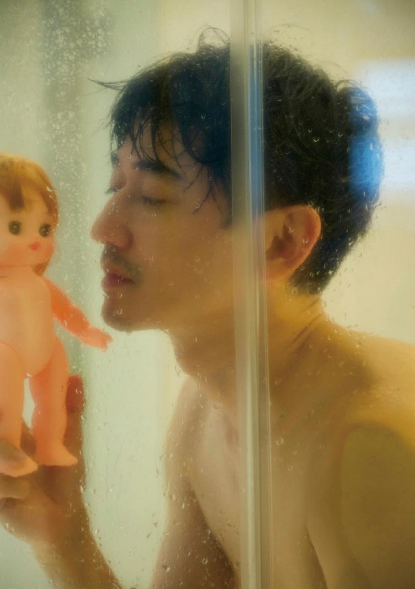 『永山瑛太、写真』展が東京と京都で開催。素の表情を切り取ったセルフポートレイトに注目 - Slide:1