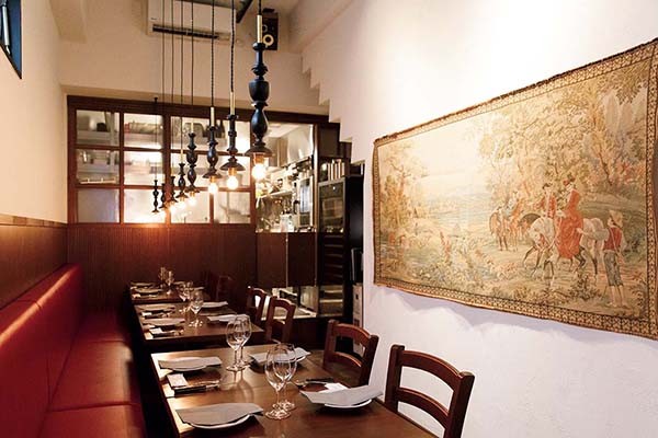 昼も夜も通いたくなるバール&トラットリアの新星【1500:代々木八幡】 ウッド調のインテリア - Slide:2