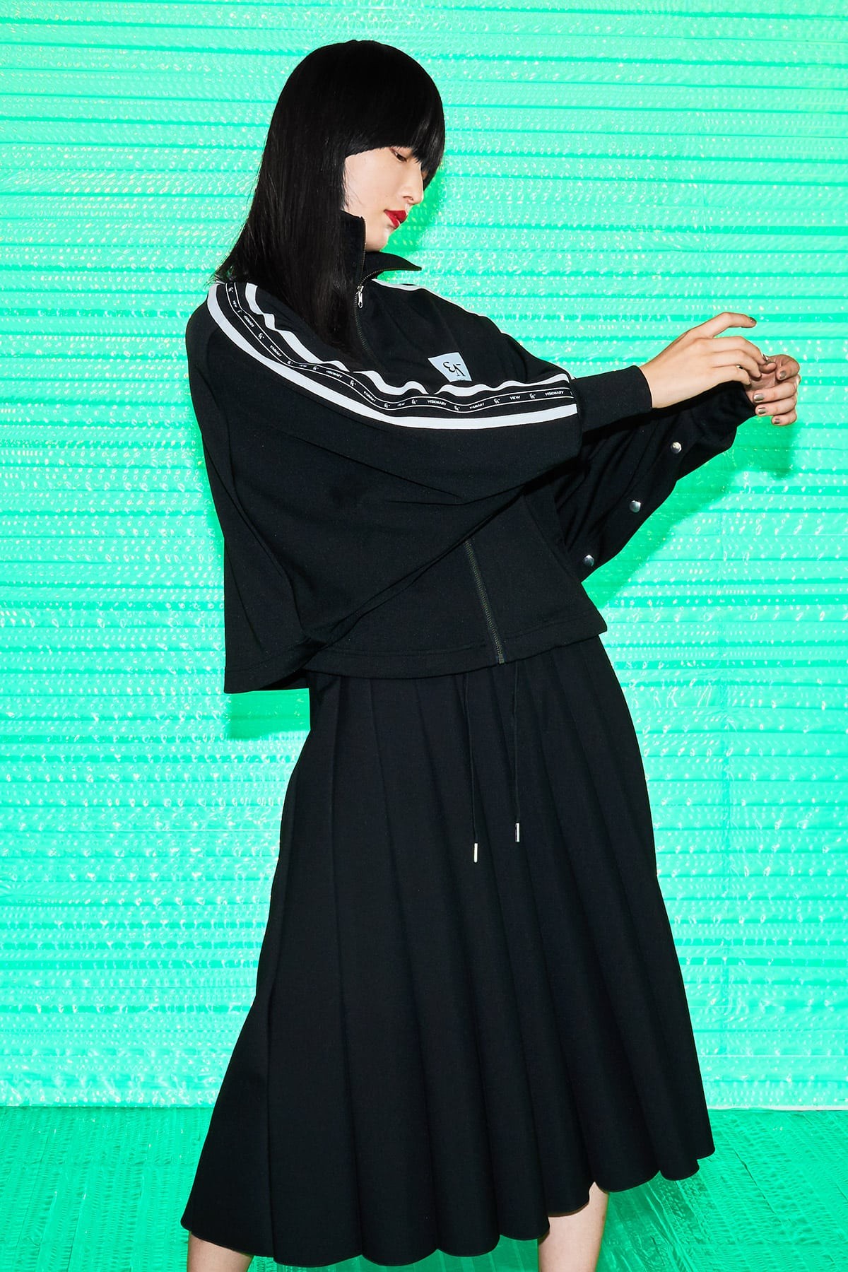 v3のブルゾンとスカート - Slide:2