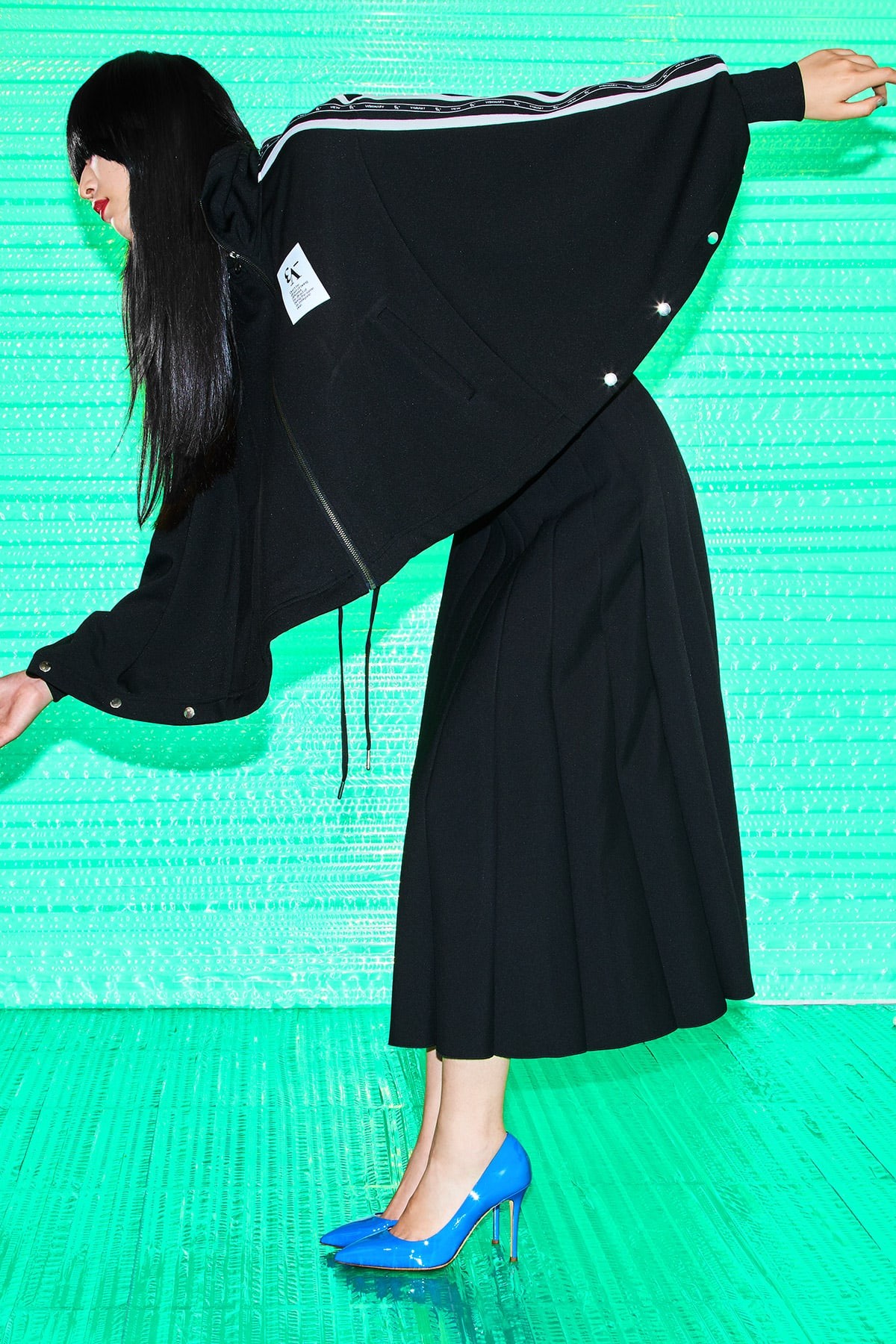 v3のブルゾンとスカート - Slide:3