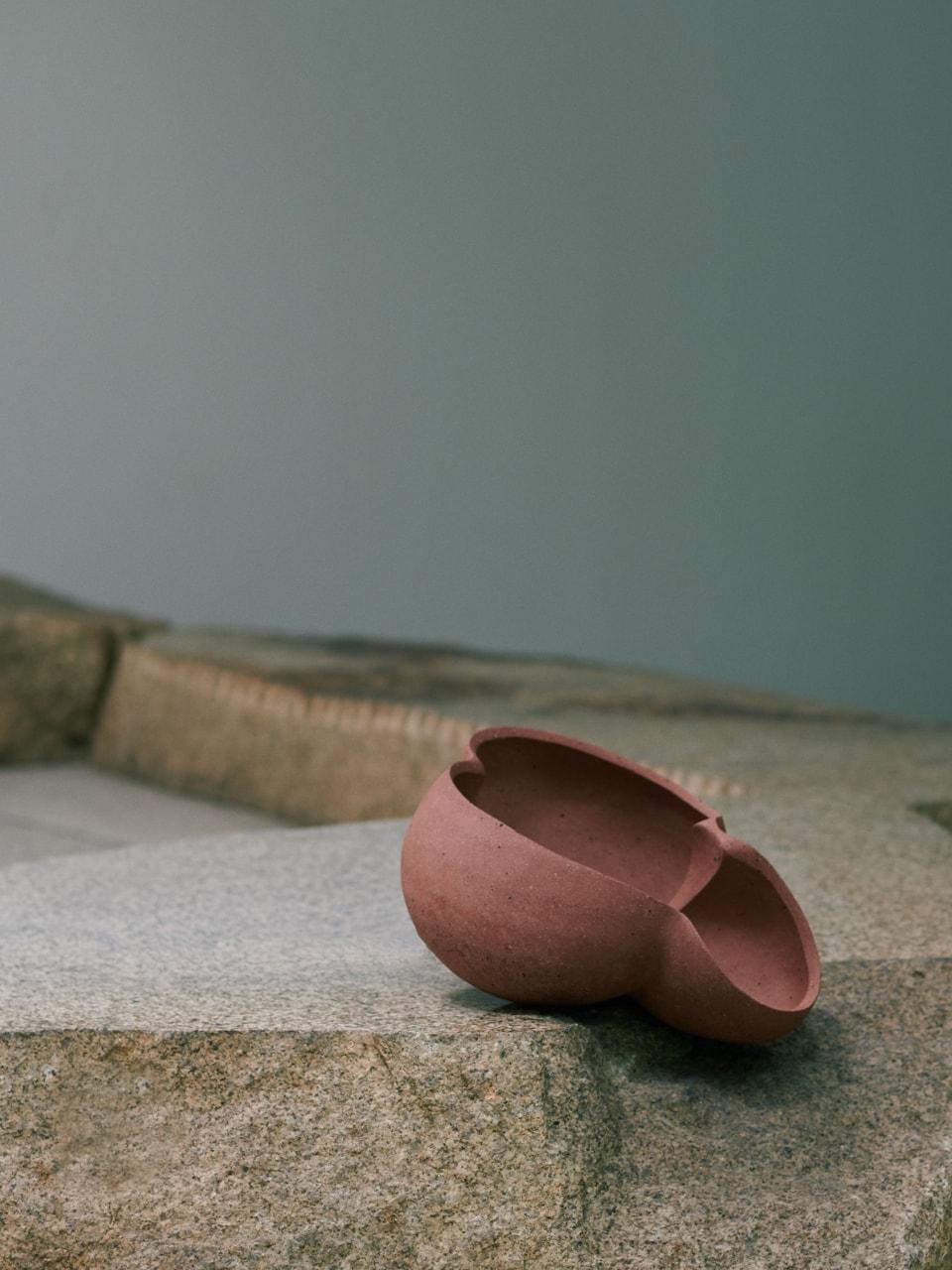 陶芸作家ゾーイ・パウエルが日本初の単独展を開催。思わず触れたくなる器がずらり