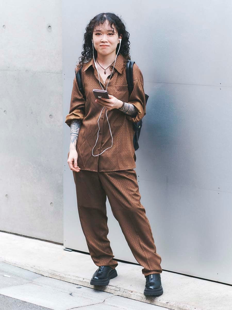 徳島万季 彫り師 GINZA音楽スナップ 有線イヤホン 秋冬ファッション - Slide:1