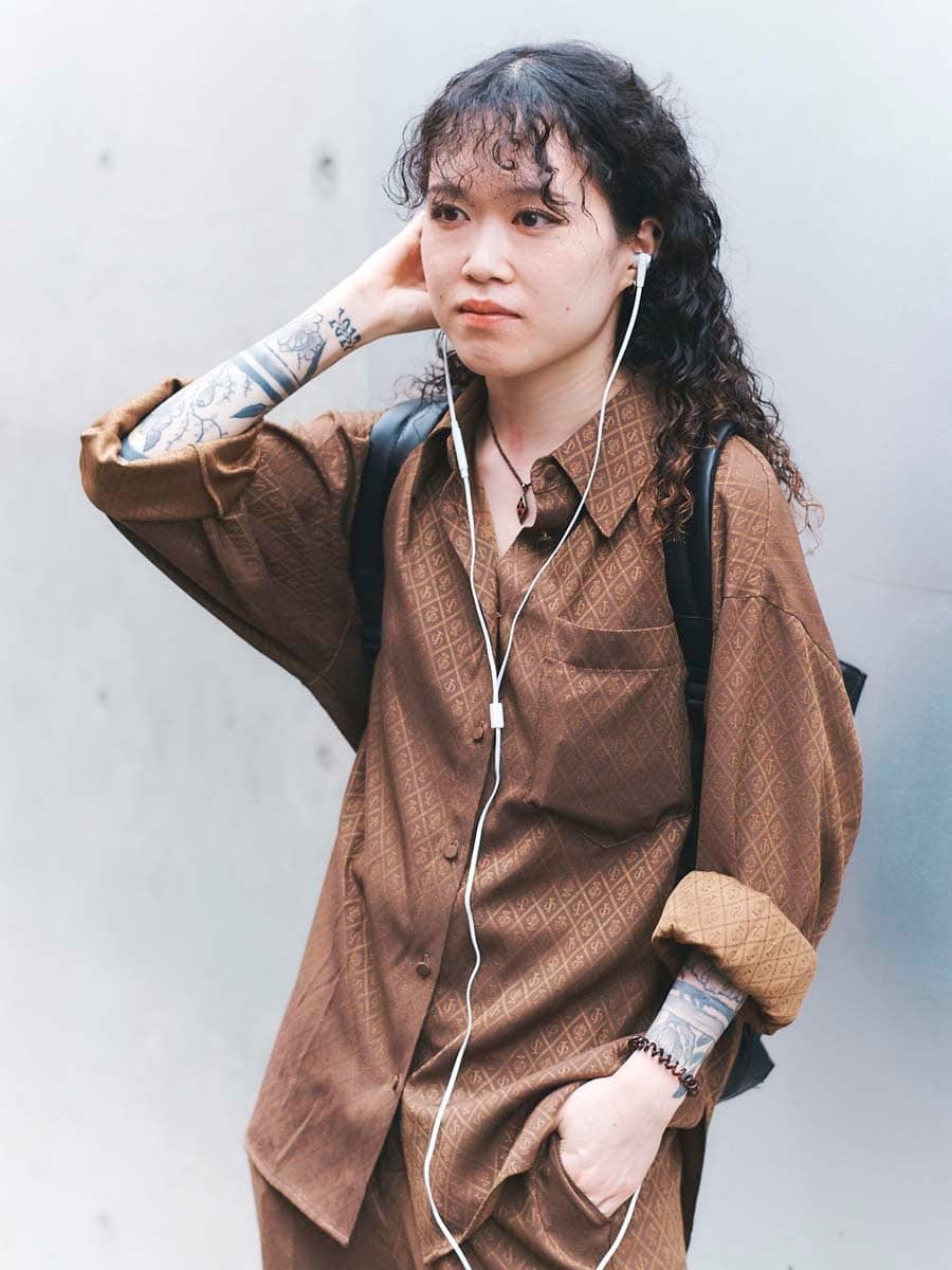 徳島万季 彫り師 GINZA音楽スナップ 有線イヤホン 秋冬ファッション - Slide:2