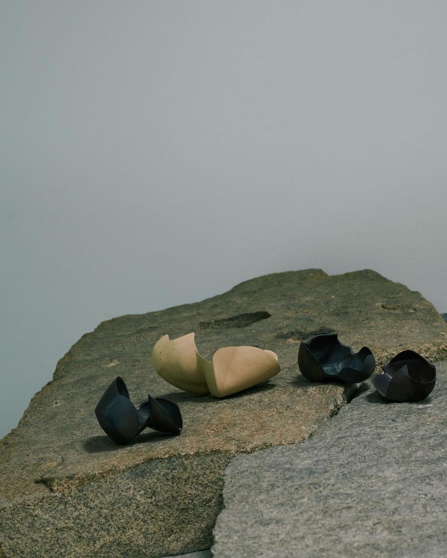 陶芸作家ゾーイ・パウエルが日本初の単独展を開催。思わず触れたくなる器がずらり - Slide:2