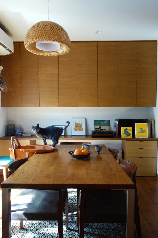 私と部屋 vol.107 デザイナーズの家具と空間が織りなす、心地よい時間。人が集う賑やかな場所へ ー 石川 明日香さん - Slide:1