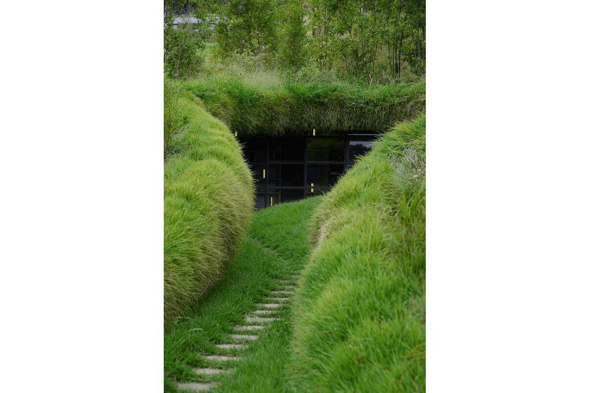 千葉県木更津市にある「地中図書館」 - Slide:1