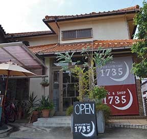 6万冊の漫画、歴史的木造建築の映画館。昭和遺産の中でエンタメに泣き笑い - Slide:1