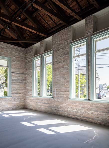 6万冊の漫画、歴史的木造建築の映画館。昭和遺産の中でエンタメに泣き笑い - Slide:1