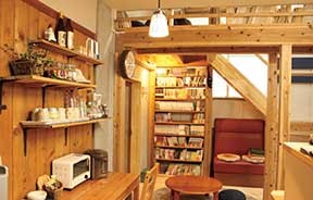 6万冊の漫画、歴史的木造建築の映画館。昭和遺産の中でエンタメに泣き笑い - Slide:2