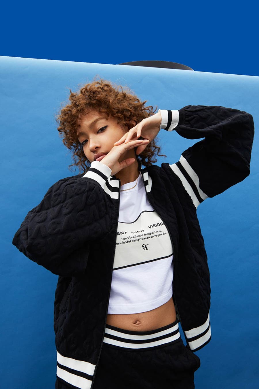 モノトーンで表す〈_V3〉のストリートスタイル - Slide:3