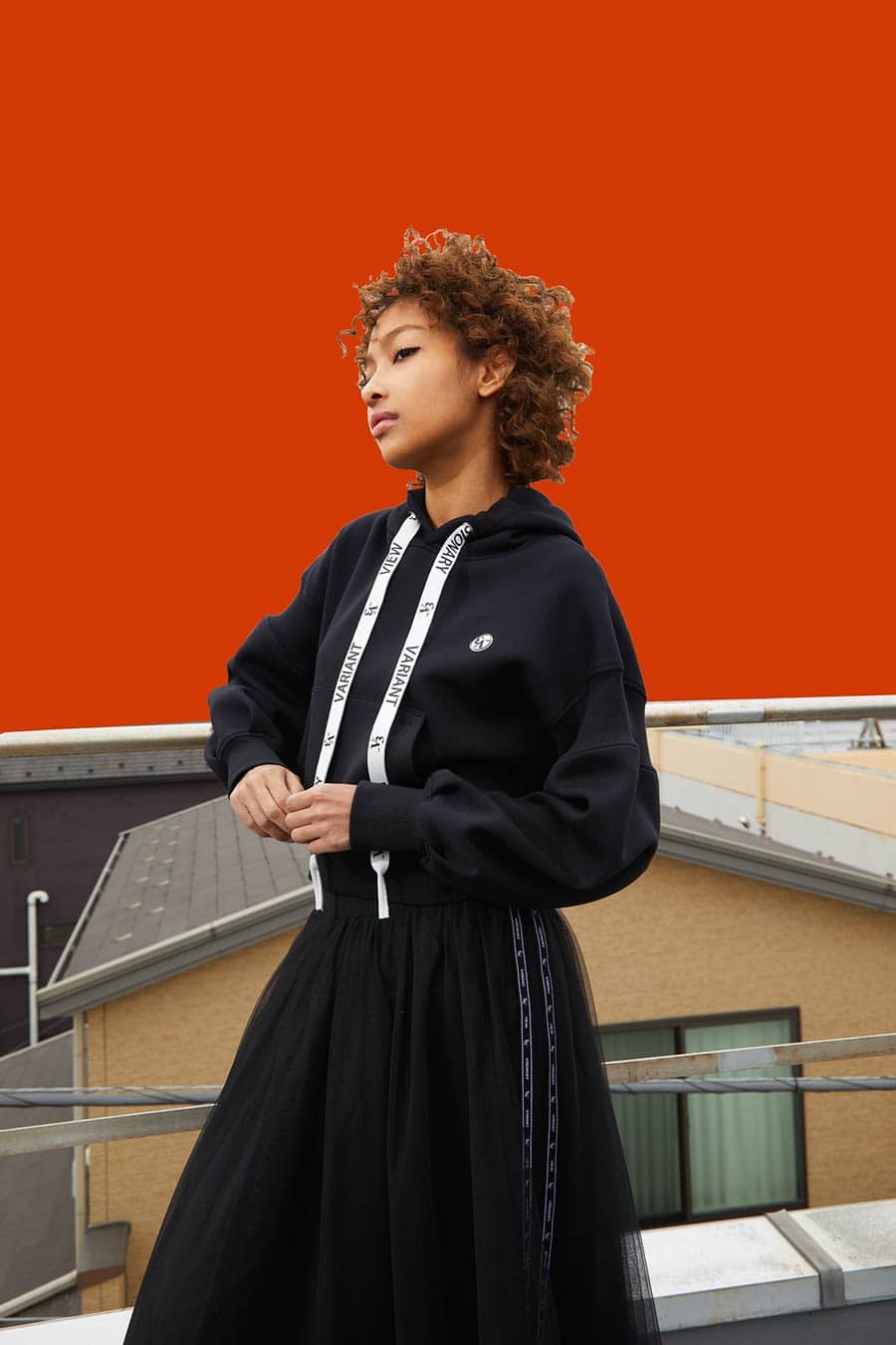 モノトーンで表す〈_V3〉のストリートスタイル - Slide:2