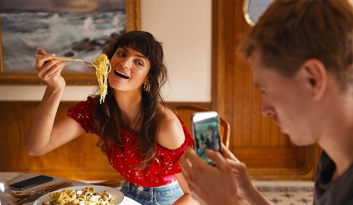 逆転のトライアングル|劇中写真 - Slide:2