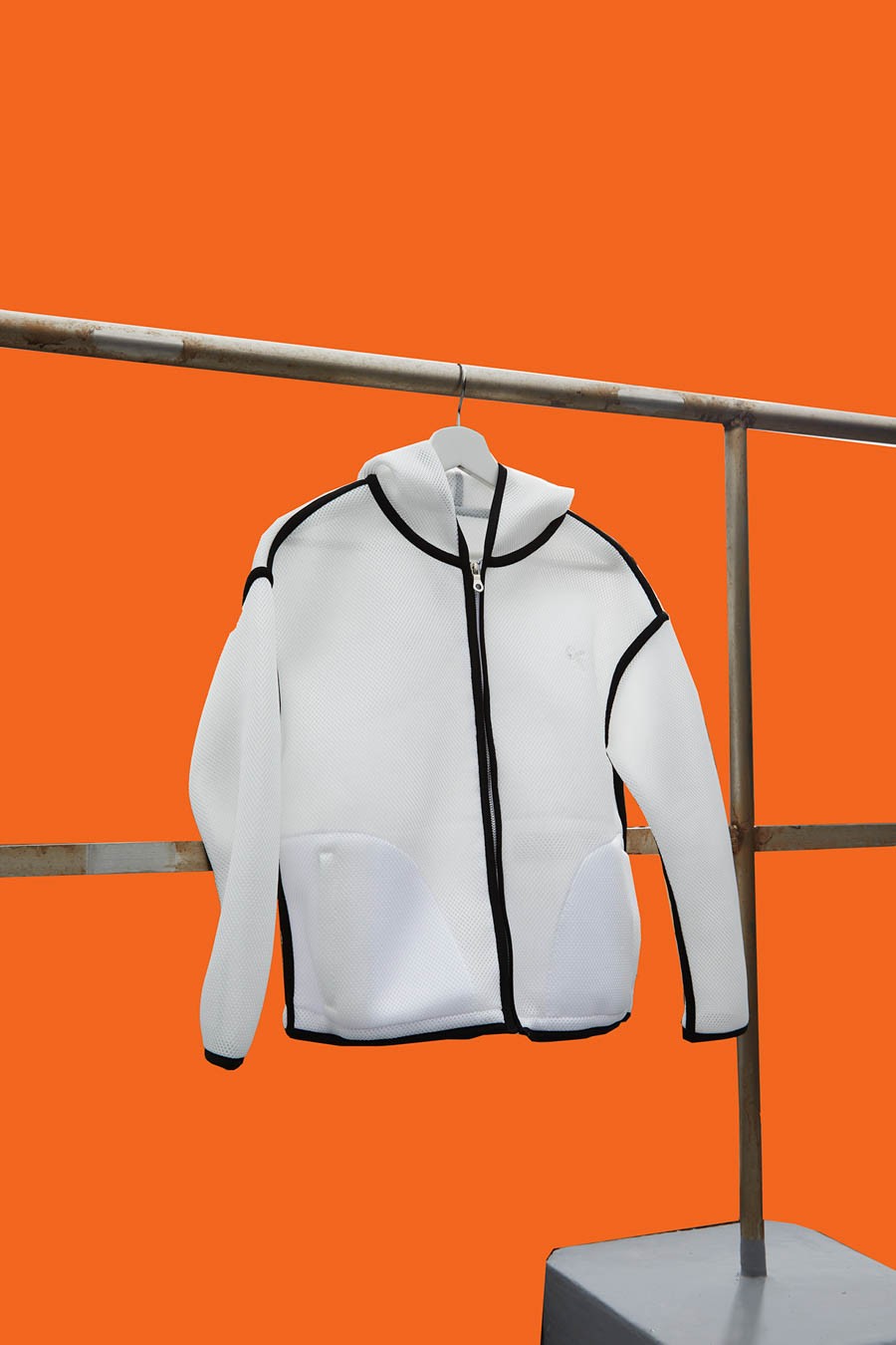 モノトーンで表す〈_V3〉のストリートスタイル - Slide:2