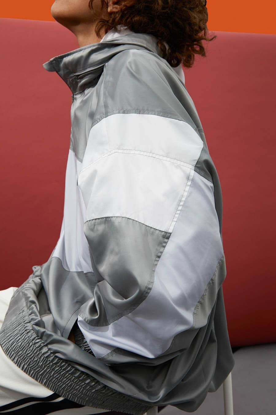 モノトーンで表す〈_V3〉のストリートスタイル - Slide:3