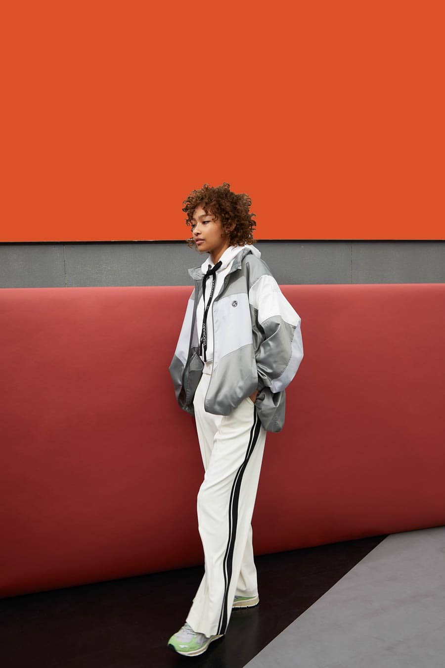 モノトーンで表す〈_V3〉のストリートスタイル - Slide:1