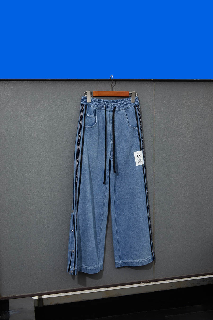 モノトーンで表す〈_V3〉のストリートスタイル - Slide:1