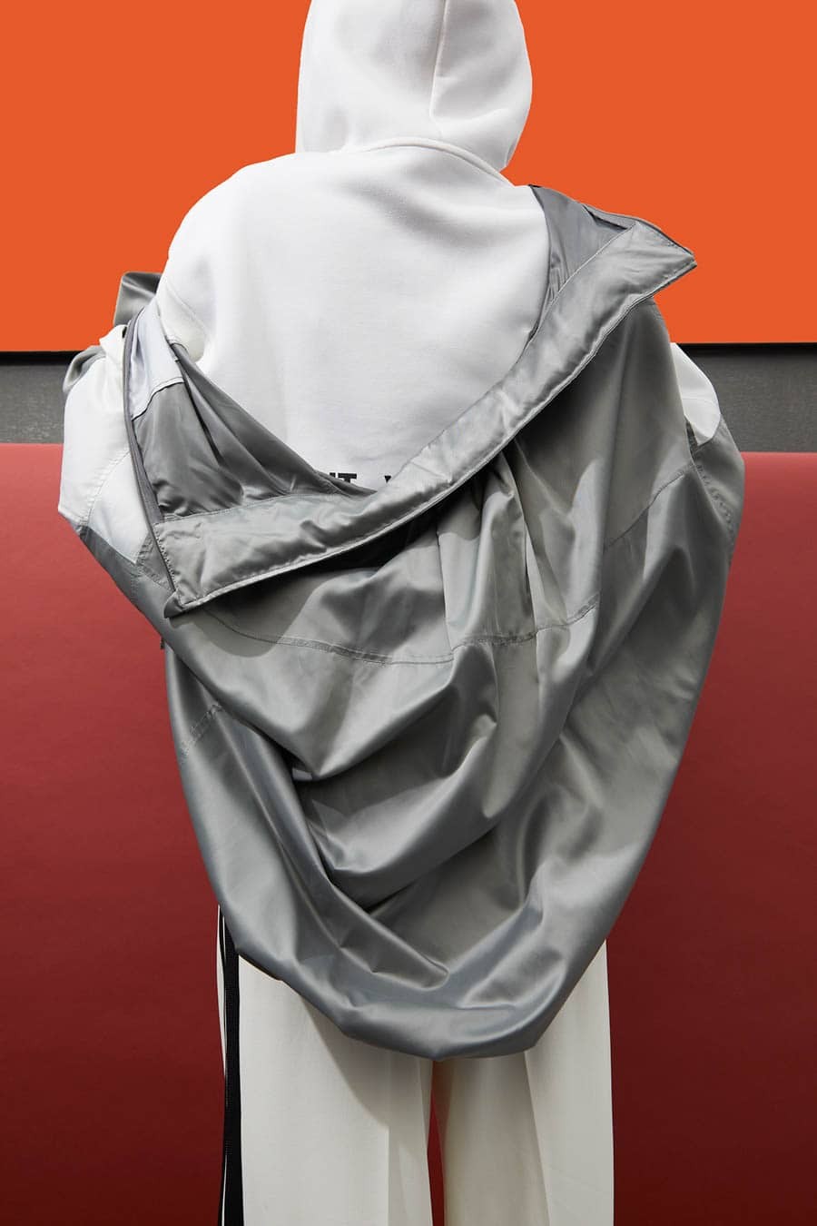 モノトーンで表す〈_V3〉のストリートスタイル - Slide:2