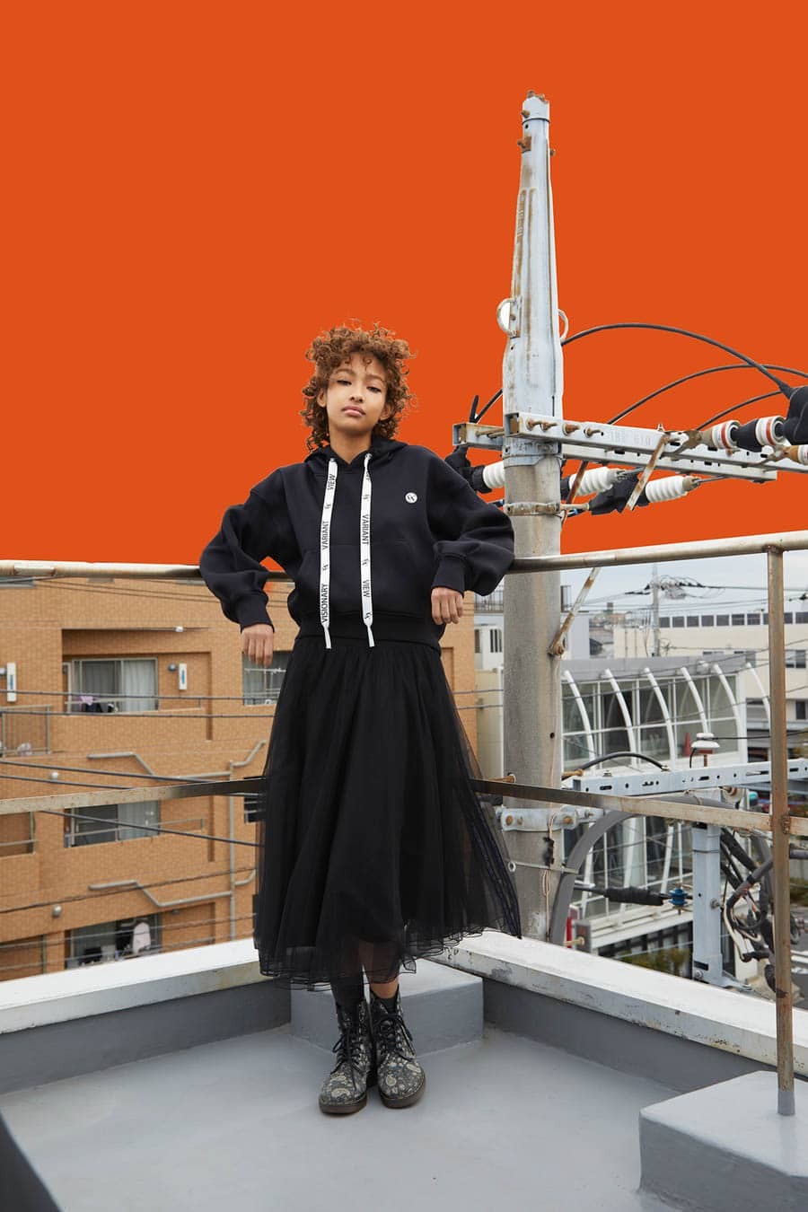 モノトーンで表す〈_V3〉のストリートスタイル - Slide:1