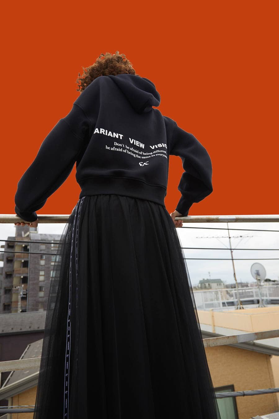 モノトーンで表す〈_V3〉のストリートスタイル - Slide:3