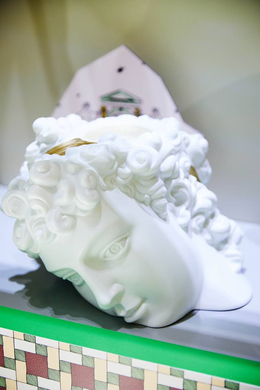 ミニマリストの逆を行く、“好き”を詰め込んだ部屋作り。 ルーク・エドワード・ホールにインタビュー - Slide:3