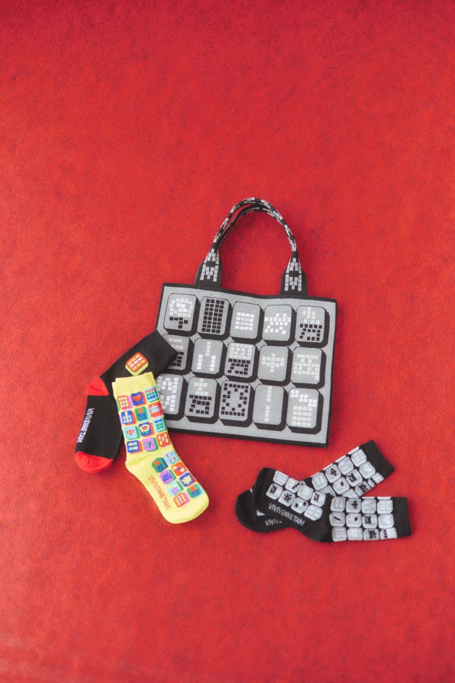 ポップな柄使いで遊ぶ、〈ヴィヴィアン タム〉の春服 - Slide:1