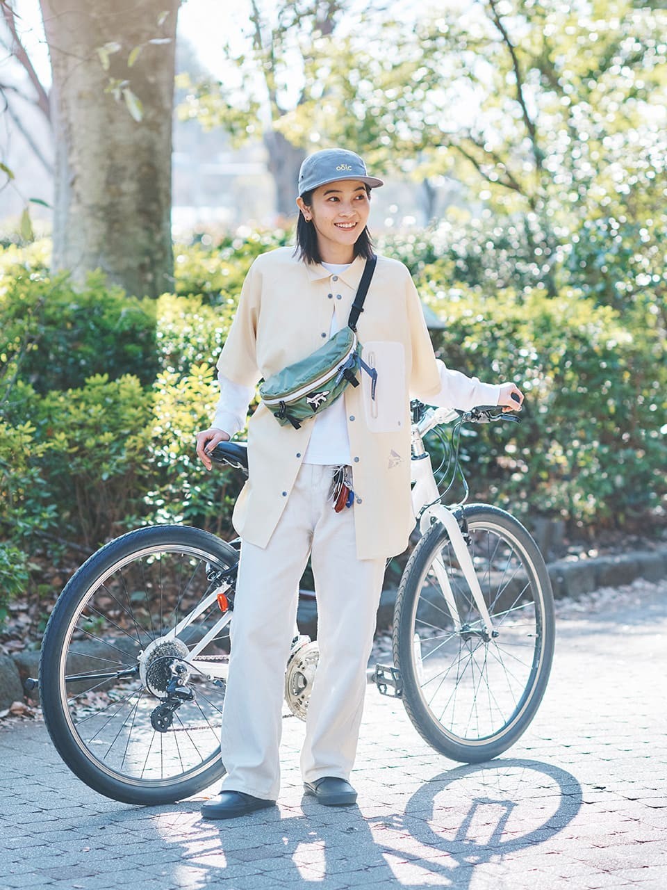 〈メゾン キツネ〉×〈アンドワンダー〉スナップ|ホワイトルック - Slide:1