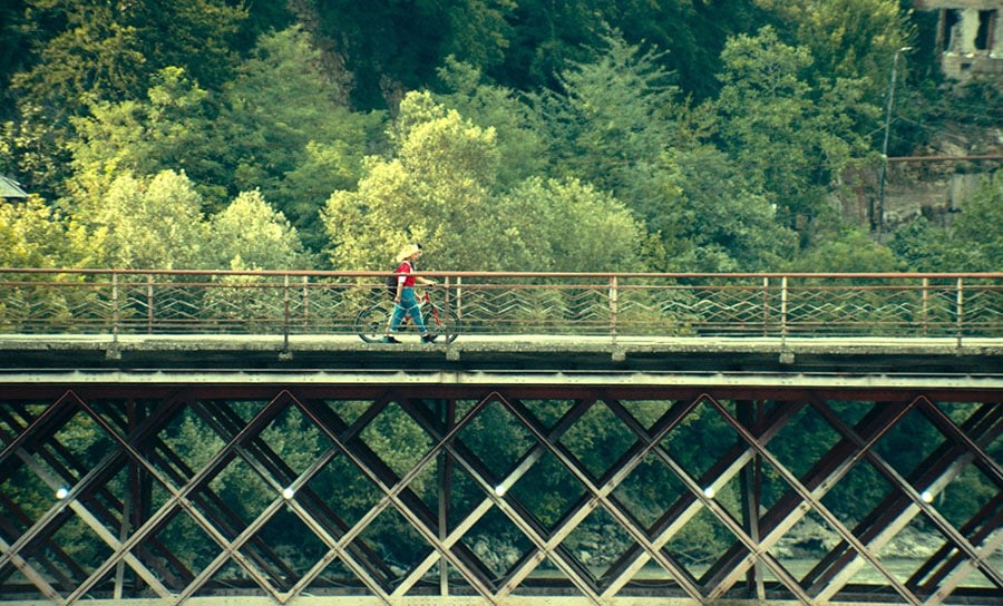 映画『ジョージア、白い橋のカフェで逢いましょう』 アレクサンドレ・コべリゼ 監督 インタビュー - Slide:1