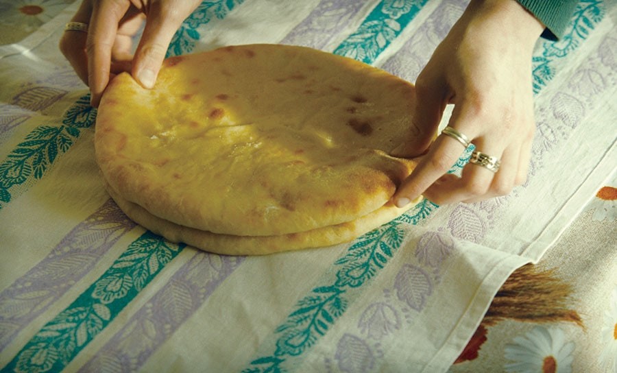 映画『ジョージア、白い橋のカフェで逢いましょう』 アレクサンドレ・コべリゼ 監督 インタビュー - Slide:2