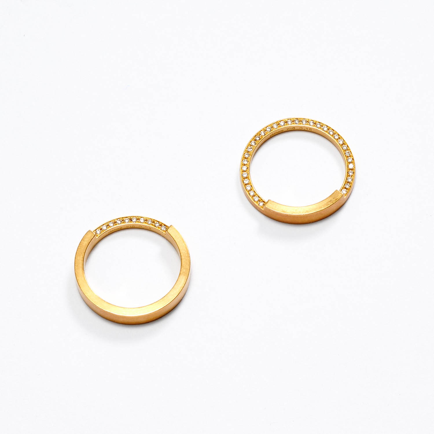 リング 左(K18YG, DIA) ¥253,000、リング 右(K18YG, DIA) ¥269,500(シハラ|シハラ トウキョウ)03-6427-5503