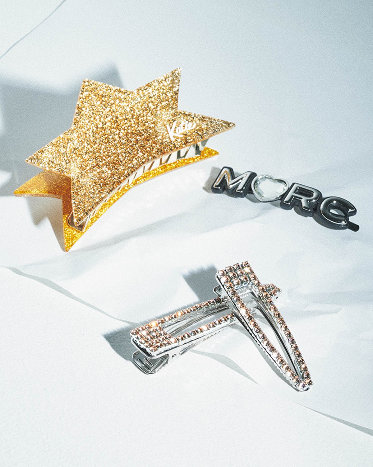 左上から時計回りに 星クリップ ¥5,060(ケイティ)/クリスタルのハートがアクセント。ヘアピン ¥13,200(マーク ジェイコブス | マーク ジェイコブス カスタマーセンター)/日本の職人による装飾。ヘアピン 小 ¥7,590/中 ¥8,690(共にザ ヘア バー トウキョウ)