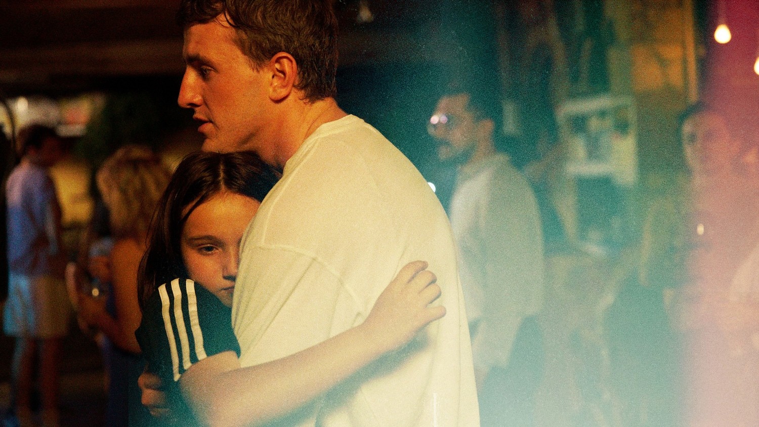 『aftersun/アフターサン』20年前のあの夏、父の思いは? - Slide:1