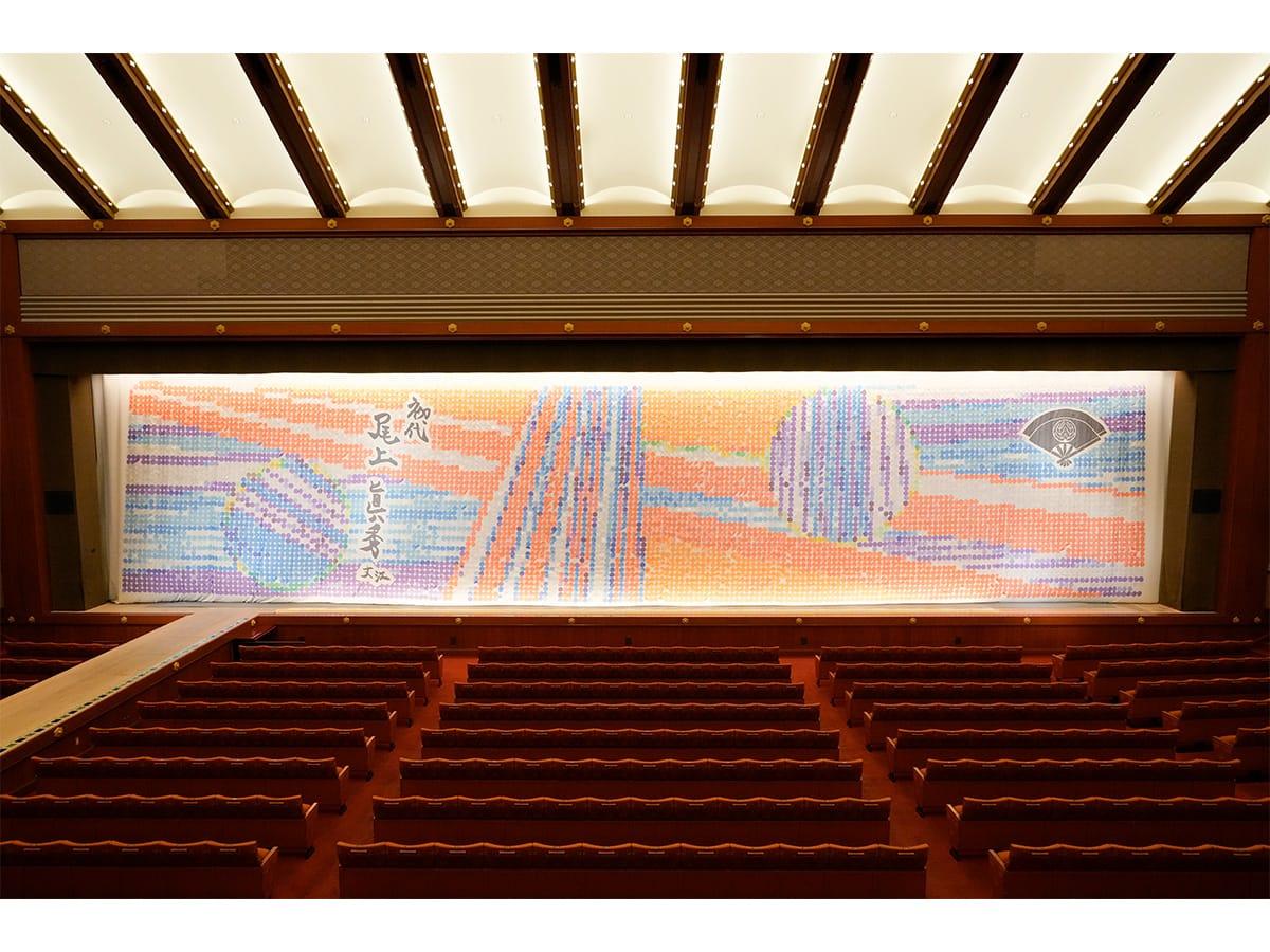 〈シャネル〉が初代尾上眞秀の初舞台を記念した祝幕制作をサポート。歌舞伎座でお披露目中 - Slide:1