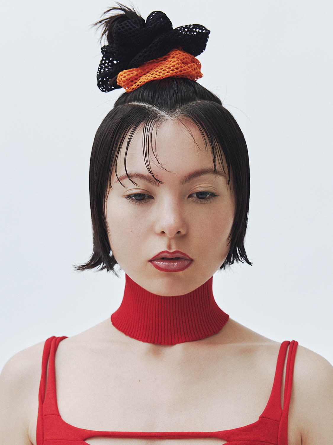 シュシュ 各¥1,760(ゴールディ)/トップ*ネックパーツ付き ¥31,900(ムカサ | ザ・ウォール ショールーム)