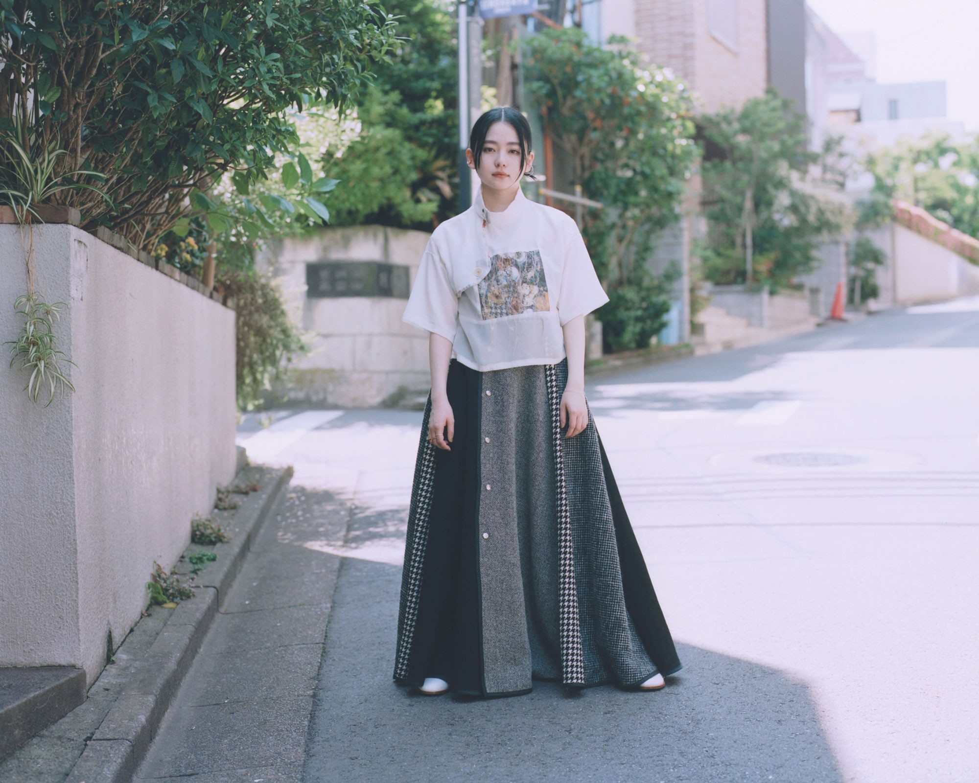 ブラウス、スカート共に参考商品(共にナツミオクムラ|natsumi.okumura1@gmail.com)シューズ ¥56,100(カチム☎︎03-6303-4622) 左耳のイヤーカフ¥3,600、ブレスレット¥6,000、人差し指のリング¥3,000(以上グレイ|https://graey.jp/) 右耳のイヤーカフ ¥20,900、右中指のリング¥52,800(共にサラース/サラース カスタマーサポート|customer@sararth.com)