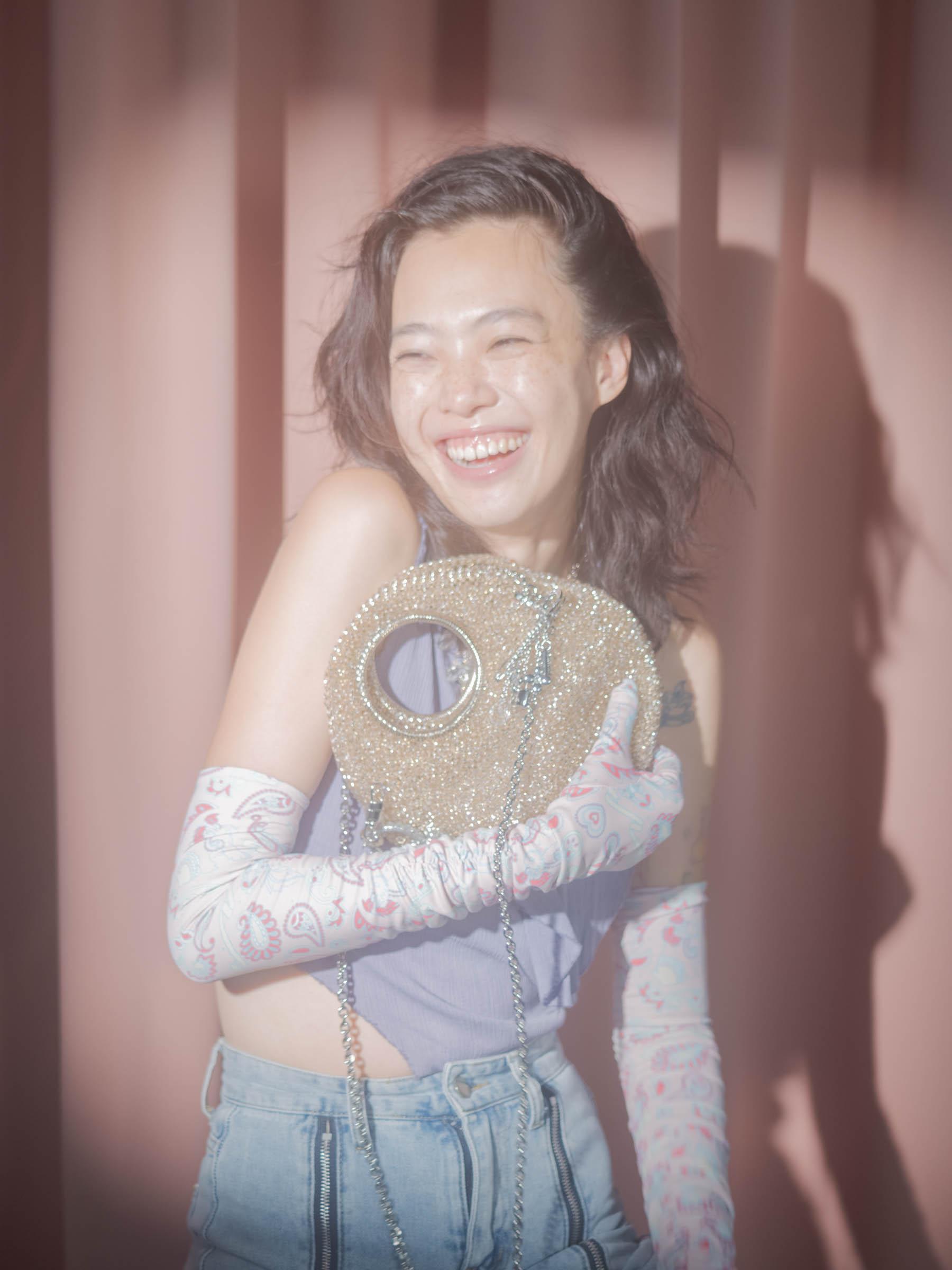 アンテプリマのバッグを持つ女性