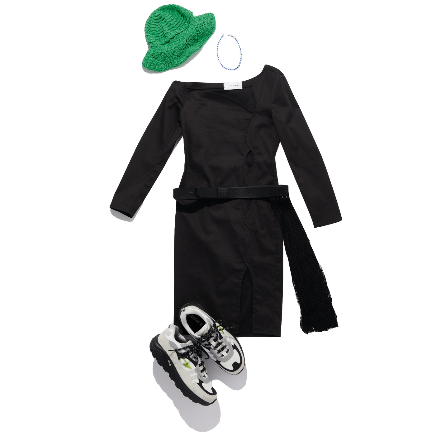 ワンピース ¥74,800(エレイン ハースビー)、ネックレス ¥49,500(ピューピル キャスケット | 共にショールーム ウノ)/帽子 ¥19,800(マラミュート | ブランドニュース)/フリンジベルト ¥42,900(フォルテ フォルテ | コロネット)