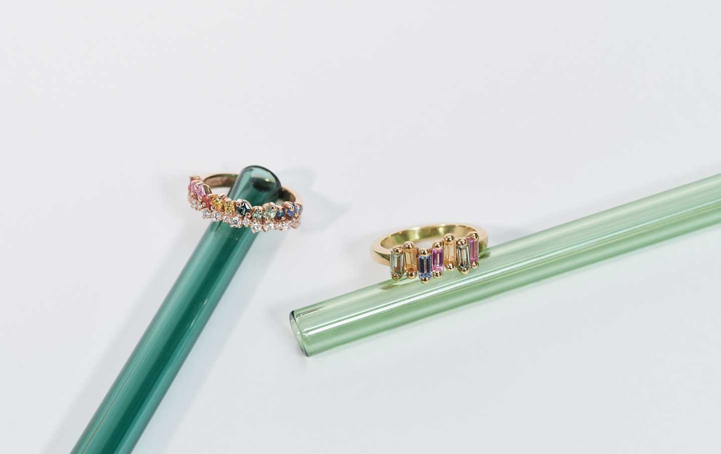 リング 左〔8Kローズゴールド×ダイヤモンド×サファイア〕¥484,000/右〔18Kイエローゴールド×サファイア〕¥205,700(共にスザンヌ カラン | ドーバー ストリート マーケット ギンザ)