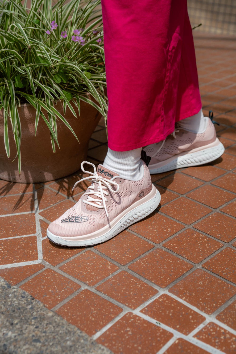 夏のお出かけは〈キーン〉のウォーキングシューズ〈WK400〉と一緒に。 - Slide:3