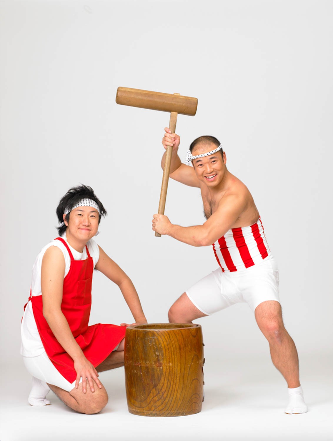インターネットの相方募集の掲示板で知り合い、2000年にコンビを結成。杵と臼を使い、餅つきのリズムでテンポよく繰り広げられるネタで知られる。