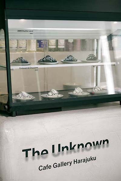 広々とした店内で黒白メニューを 黒白カフェが増えていた③ The Unknown Café Gallery Harajuku - Slide:2