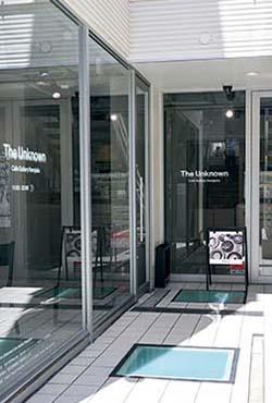 広々とした店内で黒白メニューを 黒白カフェが増えていた③ The Unknown Café Gallery Harajuku