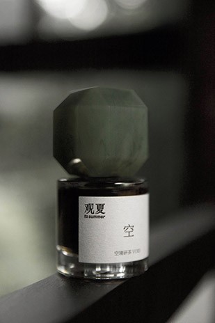 マテ茶やセイロン茶を原料に使用。〈空鏡研茶 VOID〉はリアルなお茶の香りを再現し、文化や歴史を尊重。さらにジャスミンやセージが加わった繊細な仕上がり。フレグランス業界で“茶”は注目される要素。Instagram → @tosummer_official