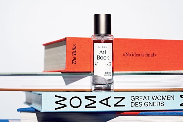 LE SSERAFIMのKIM CHAEWONが紹介したことで、盛り上がりがさらに加速。本棚、観葉植物、鉛筆の芯などをイメージして作られた〈ART BOOK〉という香りは、今までにないウッディ調。Instagram→ @liber_seoul