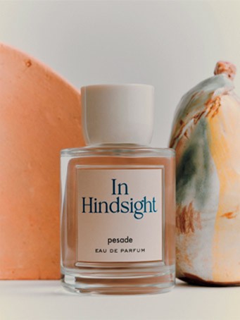 ホワイトフラワー、ムスクの優雅な香りで午後の庭園がイメージの〈In Hindsight〉という香り。レタリングの色と同様、ブルーのBOXに梱包され、韓国土産としても喜ばれる一品。Instagram→ @pesade_official